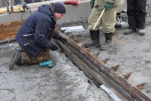 Перкрытие на Коммунальном мосту Абакана сохранится на выходные: бригады ведут восстановление шва