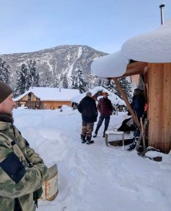 Агафья Лыкова получила новогодние подарки — отшельнице их доставили сотрудники Алтайского заповедника