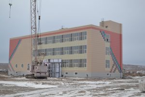 ‎Входные группы, инженерные сети и два лифта монтируют рабочие на строящемся в Хакасии Многофункциональном культурно-образовательном центре