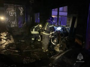 5 машин, 2 мотоцикла сгорели в Минусинске- пожарные нашли в гараже и тело мужчины