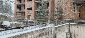 Навести порядок и огородить: собственника «заброшки» в Абазе обязали привести здание в надлежащее состояние