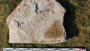 Пролежала в земле с конца 3 тысячелетия до н.э: каменную плиту с уникальным изображением нашли в Хакасии