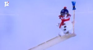 Сибиряк создал новогодние микроминиатюры