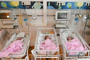 ‎По миллиону рублей получат две семьи из Хакасии- в них родились тройняшки