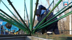 Каркас главной новогодней ели монтируют коммунальщики в Черногорском парке Абакана