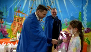 Подарки для ребят, сражающихся с недугом: в столице Хакасии члены партии «ЕР» открыли «Коробку храбрости»