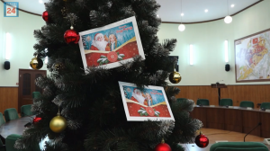 Коммунальщики Абакана пополнили ряды Дедов Морозов, сняв с «Ёлки желаний» мечты ребятишек