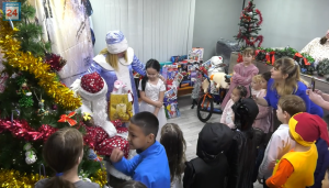 «Ёлка желаний» в столице Хакасии исполнила мечты маленьких горожан жилого района «Центральный»