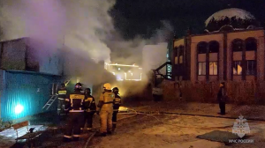 На территории мечети в Абакане полыхали постройки