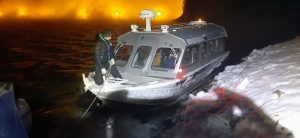 Судно сносило к плотине: рыбаков, дрейфующих на катере по Красноярскому водохранилищу, эвакуировали спасатели