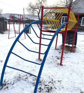 Пылились на складе пока не вмешалась прокуратура: в Боградском районе оборудовали детские площадки