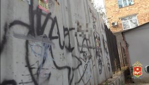 Граффитчика, распространяющего в столице Хакасии рекламу наркошопов, задержали  полицейские