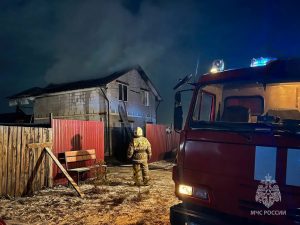 Крыша жилого дома горела в Кайбалах, а в Абакане балкон многоэтажки