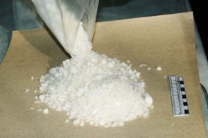 Фасовала и раскладывала психотропы по тайникам: в Хакасии наркодилершу ждёт суд