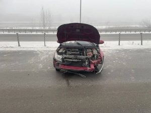 Женщина за рулём иномарки протаранила ограждение на объездной Абакана