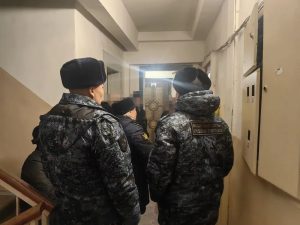 Приставы Хакасии принудительно вселили в квартиру внучек — родные бабушка и дедушка отказывали в жилье двум девочкам