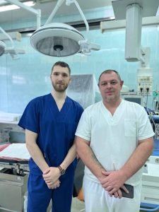 Был на грани смерти: пациента с тяжёлой криминальной травмой спасли врачи Черногорска