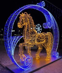 Красная огненная лошадь «поселилась» в главном новогоднем парке столицы Хакасии