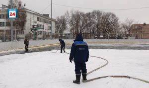 Спортплощадки с прорезиненным покрытием в Абакане станут катками-специалисты приступили к их заливке