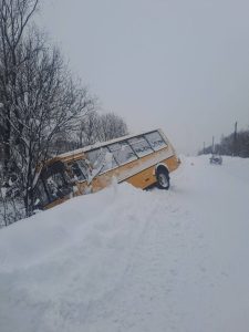 По соседству с Хакасией школьный автобус слетел в снежный кювет