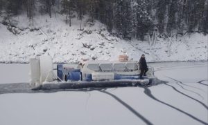 Спасатели эвакуировали мужчину с замёрзшей лодки на Красноярском море
