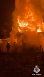 Крупный пожар полыхал в Абакане: 4 детей смогли эвакуироваться