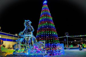 ‎Главная ёлка Саяногорска борется за звание лучшей в России