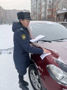 Лихачила и не пристегивалась: кроссовер за долги более чем на полсотни тысяч рублей арестовали приставы у абаканки