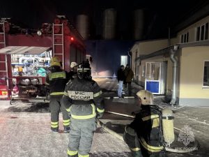 Из-за замыкания в серверной в Хакасии полыхало производственное здание