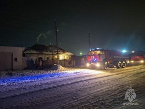 Двоих человек из горящего дома спасли в Хакасии