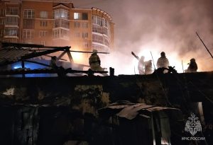 200 квадратов огня — в Абакане пожарные тушили надворные постройки