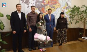 Первую новую жительницу Абакана Веронику Мельникову, появившуюся на свет в новогоднюю ночь, чествовали сегодня в мэрии столицы Хакасии