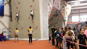 Испытание силы на искусственном рельефе: в Абакане стартовало открытое первенство по скалолазанию