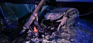 Снес электроопору и врезался в забор дома: пьяный бесправник устроил аварию в Шушенском округе