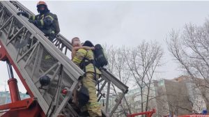 ‎Шестилетнего мальчика из горящей квартиры спасли пожарные в Абакане