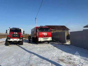 В Абакане горела иномарка, а в Черногорске гараж