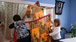 Ростом 3 метра и в авторском наряде: чучело для городской масленицы шьют абаканские мастерицы