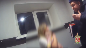 Выкидывала детские вещи и металась по лестничной клетке с 5-месячной малышкой на руках мать-наркоманка в Абакане — соседям пришлось вызвать силовиков