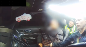 Пытался выдать себя за пассажира: алкорулевой в Хакасии устроил шоу перед дорожными полицейскими