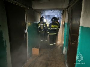 Жильцов общежития спасали пожарные в Саяногорске — дым от пожара заволок 2 этажа