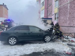Легковушка горела в Хакасии из-за замыкания