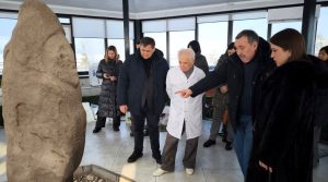 «Прочитать» летопись на камне для будущих поколений: лучшие учёные страны исследуют «Каменную бабушку» в Хакасии