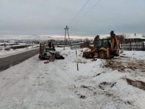 Жгут уголь и греют землю: в Копьёво начались работы по устранению порыва канализации