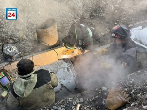 Сварочные работы идут на месте порыва тепломагистрали в Абакане: в ближайшее время тепло и горячую воду подадут на отключенные объекты