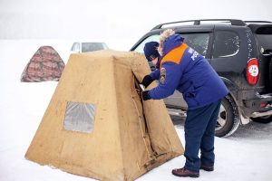 Не выезжать на лёд на авто призывают рыбаков спасатели Хакасии