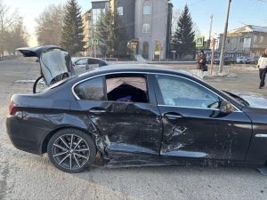 Водитель решил проскочить на красный: двое пассажиров пострадали в аварии на ЛенКома в Абакане