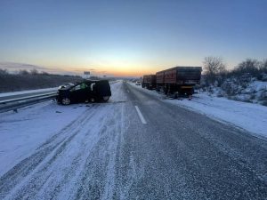 Легковушка протаранила грузовик в Хакасии: водитель погиб