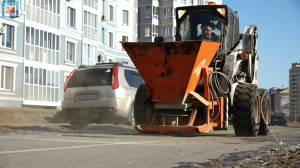 В 2 смены, в круглосуточном режиме: коммунальщики Абакана борются с наледью на тротуарах и дорогах