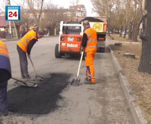 Ямочный ремонт стартует в столице Хакасии в апреле