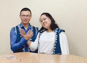 В национальных нарядах пришли в ЗАГС молодожёны-абаканцы